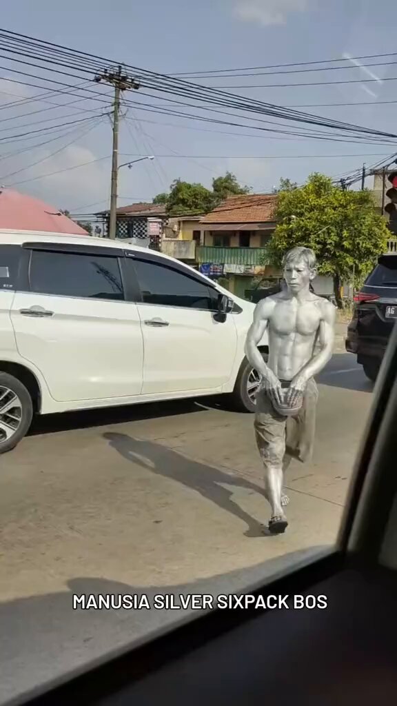 Kalian kalo nemu manusia silver kayak gini mau kalian apain? kalo gua sih bawa balik lalu kenyotin pentilnya