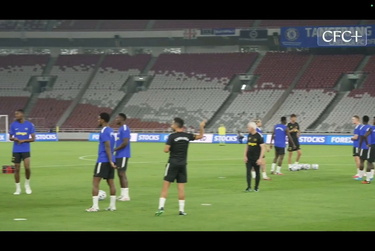Chelsea players were tasked with keeping the ball moving through quick passes, while other players pressed from different angles to disrupt their passing patterns. A sharp drill focused on awareness, movement, and decision making under pressure.