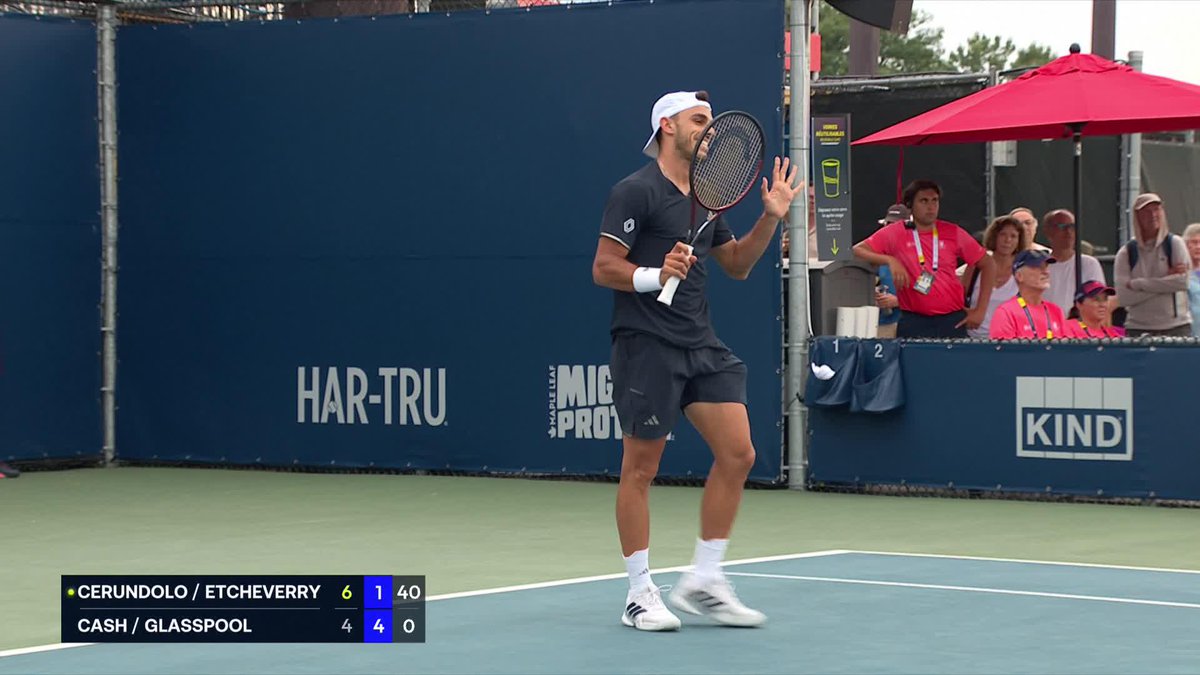 ❌ Ejecución: 0/10 ✅ Eficacia: 10/10 ¡Cerúndolo sacó, la pelota golpeó directamente en el pie de su rival y ganó el punto! 😅 📺 Mirá #Montreal en el Plan Premium de #DisneyPlus.