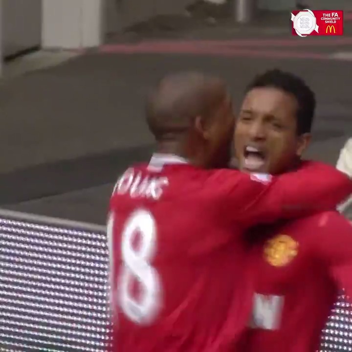 🏆🔙 C'était il y a déjà 15 ans aujourd'hui, quand Manchester United s'imposait face à City en finale de la Community Shield (3-2) ! #MUFC