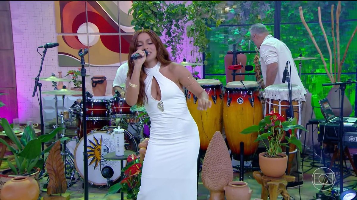 .@anitta encerra o #MaisVocê cantando 'Não Me Cutuca' 💞 QUEREMOS MAISSSS, NÉ??? 😭😭 #TVGlobo ANITTA NO MAIS VOCÊ