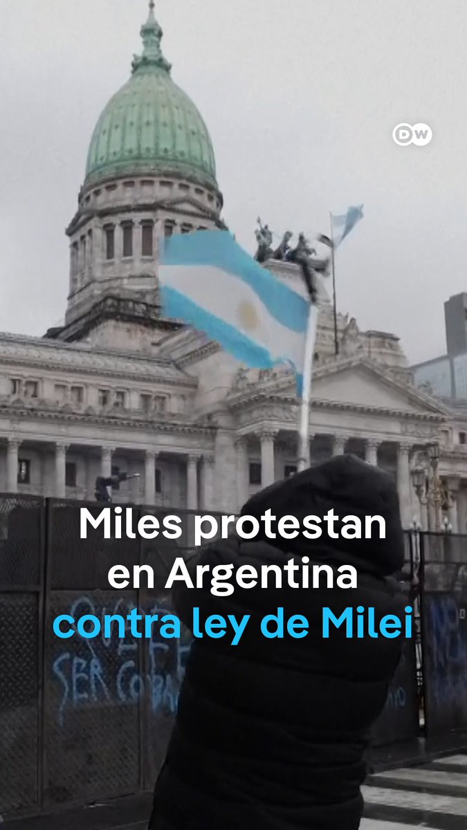 Senado argentino aprueba proyecto sobre la propiedad privada, pero elimina los dos capítulos más polémicos ante la fuerte oposición Luego de que el oficialismo retirara del proyecto los capítulos sobre la venta de tierras rurales a capitales extranjeros y las modificaciones a la Ley Nacional de Manejo del Fuego, el Senado argentino aprobó la iniciativa sobre propiedad privada impulsada por el Gobierno de Javier Milei. La decisión se produjo tras el fuerte rechazo que provocaron. Las manifestaciones dejaron más de doce detenidos y al menos cinco heridos, en medio de denuncias de represión policial. Ahora el proyecto será debatido en la Cámara de Diputados.