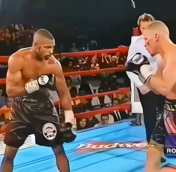 Roy Jones Jr. suffers the first knockdown of his pro career against Lou Del Valle This clip highlights the cut Del Valle sustained over the left eye from an accidental headbutt in round 7. #Boxing