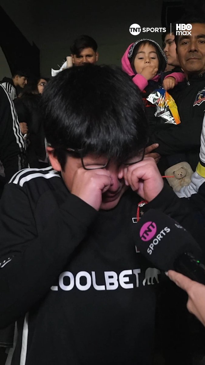 🥹🤍🖤 ¡Lo lindo del fútbol, gente! Este pequeño hincha de #ColoColo se emocionó hasta las lágrimas en la presentación de Vozinha en el Estadio Monumental. También, aprovechó de entregarle este cariñoso mensaje al golero caboverdiano. ¡Mira al portero de Cabo Verde suscribiéndote a #TNTSportsenHBOMax 📲 Link en la BIO 📍