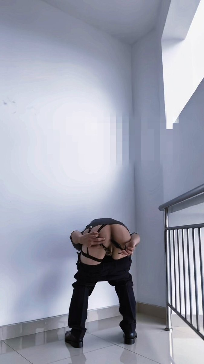 正装男突然走出办公室来到楼梯间，穿着人模人样的，没想到暗藏玄机，正装里竟然是前锁后塞。 坐在办公室里，肛塞一直顶着前列腺，瘙痒难耐。来到楼梯间自插缓解。