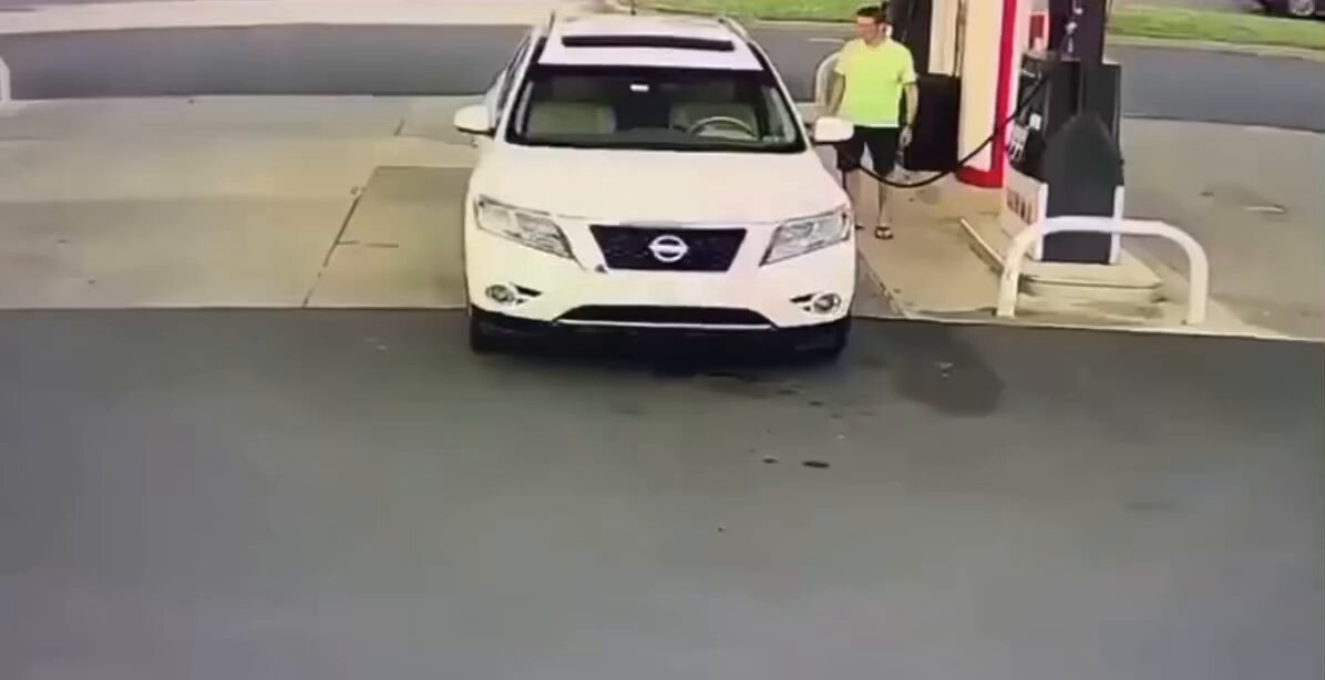 En una gasolinera en Puerto Rico, en plena luz del día. Acho Puerto Rico es otra cosa. #DaleCasco