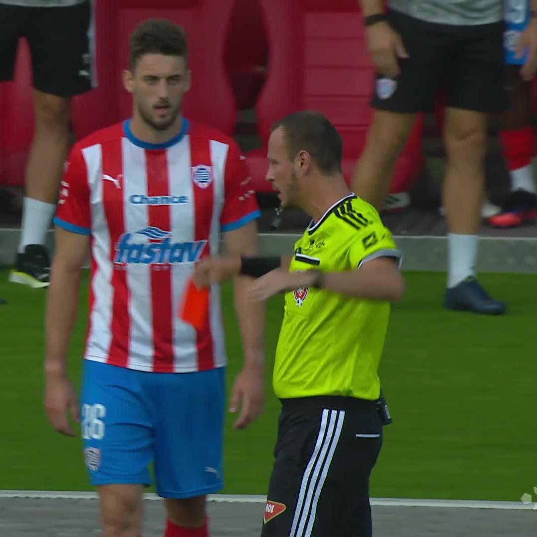 Hlavní rozhodčí Lukáš Nehasil po zhlédnutí videa červenou kartu pro Filipa Vedrala zrušil! ❌ Správné rozhodnutí? 🤔 #OneplaySport | #ChanceLiga