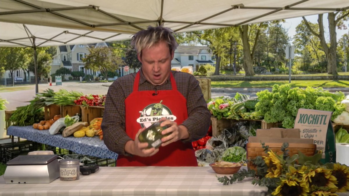 Things go off the rails when Ed Washburn (brooks allison), a real farmer’s market vendor, tries to open a jar of pickles 😭 #FallonTonight