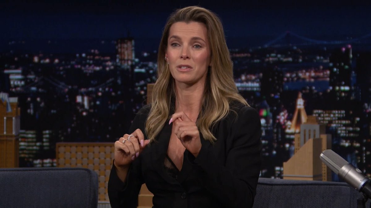 Betty Gilpin freaked out when she heard Meryl Streep was in the audience at OH, MARY! on Broadway! #FallonTonight