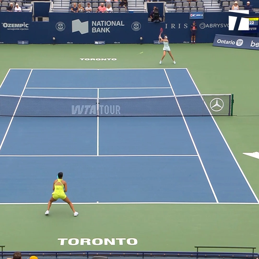Elena Rybakina hits such a clean ball