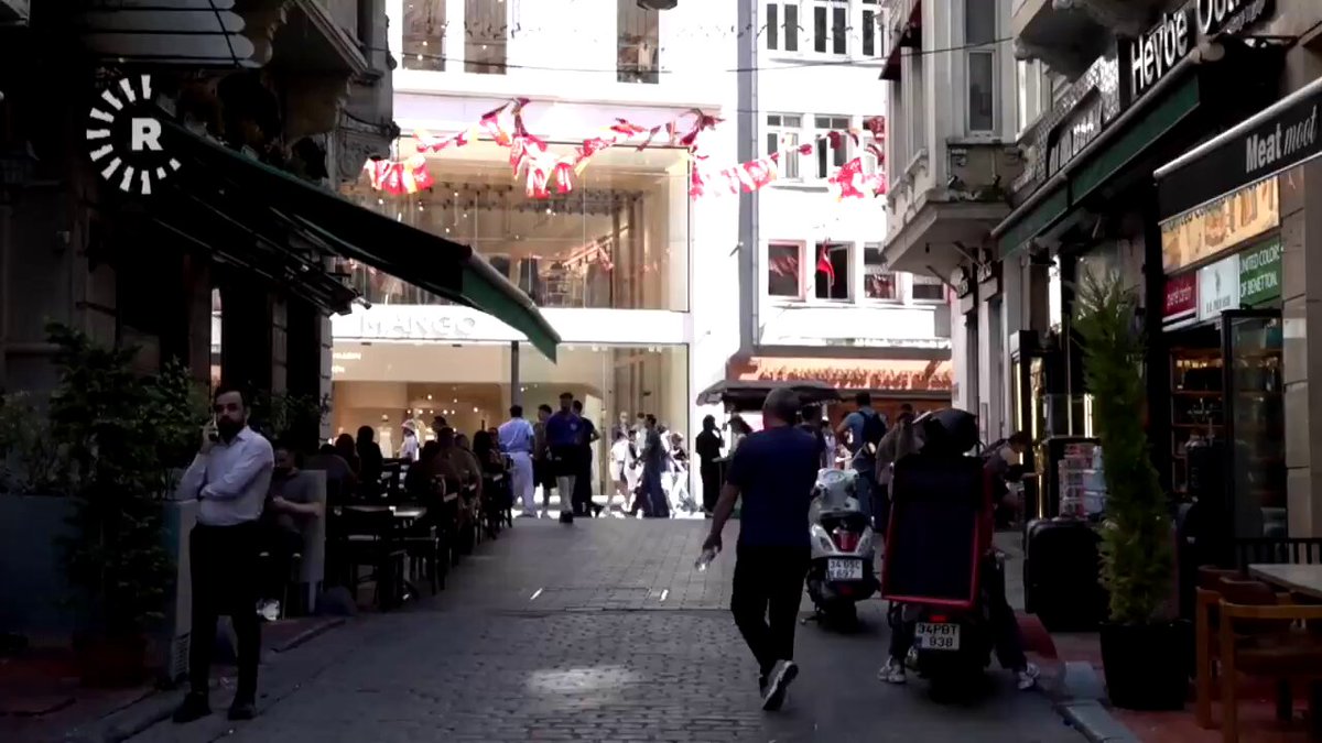 İstanbul Büyükşehir Belediyesi, çok dilli hizmetlerine Kürtçeyi de ekledi. Daha önce Türkçe, İngilizce ve Arapça hizmet veren ALO 153 Çözüm Merkezi, artık Kürtçe hizmet de sunacak.