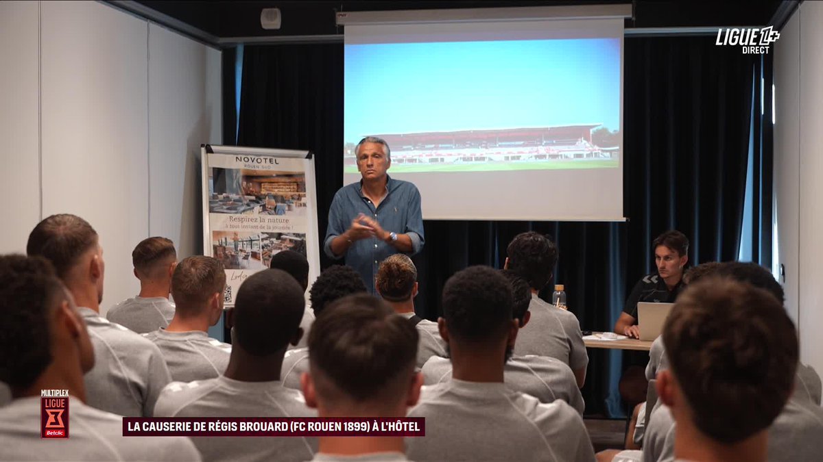 Cโest pour รงa quโon paie des chaรฎnes de foot. L1+ nous dรฉvoile les coulisses du discours dโavant-match de Rรฉgis Brouard, entraรฎneur de Rouen, avant le grand dรฉpart pour le club en Ligue 3 ce soir. ๐ซ๐ท๐ฃ๏ธ On adore ๐