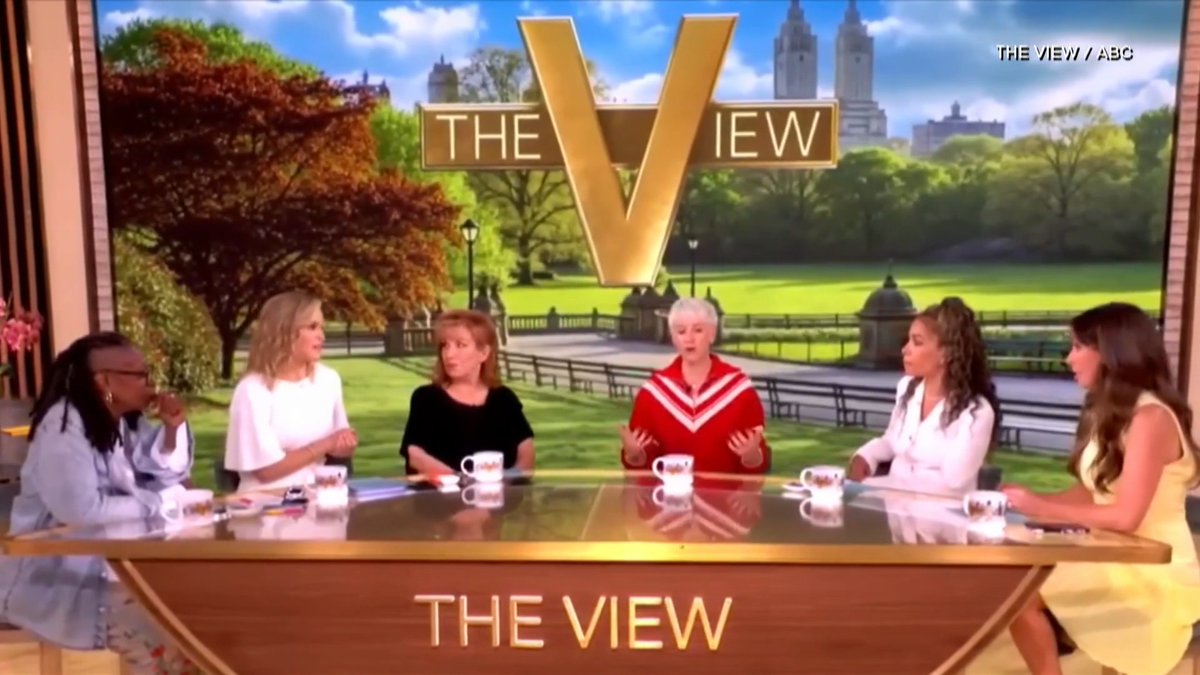 "Think about logic... she really doesn't pay attention!" Martina Navratilova gives her message to Megan Rapinoe after she gave her stance on trans athletes on The View. Watch more 👇 📺 Piers Morgan | Martina Navratilova
