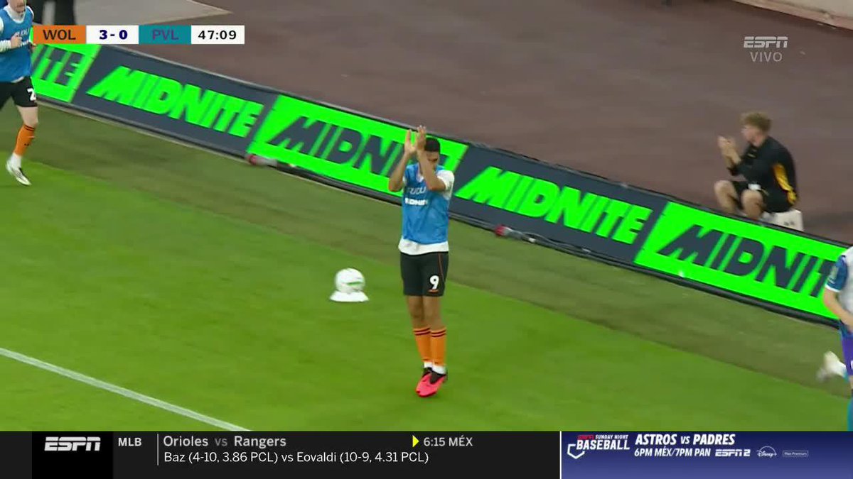 ¡La ovación para Raúl Jiménez! Se acerca el momento del 🇲🇽 y así se lo reconoce la afición de los Wolves 👏 Disfruta el partido ahora por ESPN y #DinseyPlus Premium,