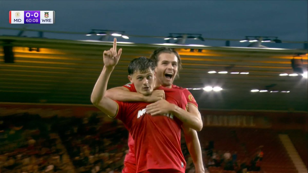 “He has just introduced himself to The Riverside in STYLE!” 🔥 Will Lankshear gives Middlesbrough the lead over Wrexham on his debut with a beautiful finish 😮💨