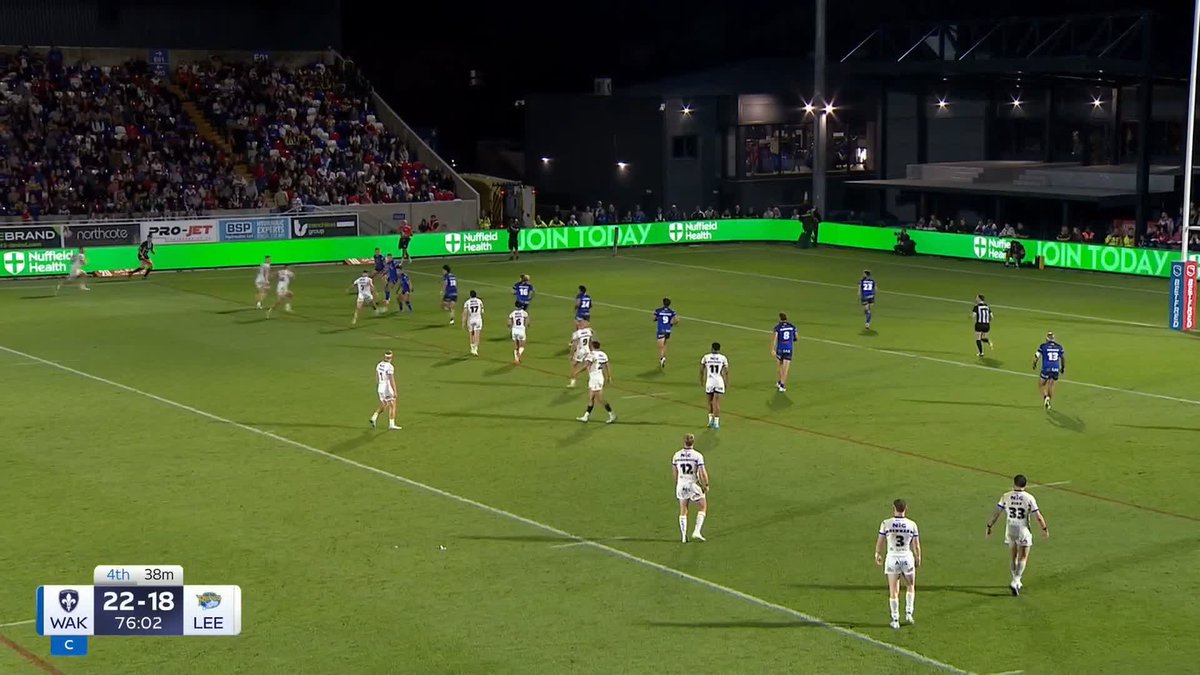WHAT A COMEBACK 🤯 Chris Hankinson scores the try and Leeds Rhinos take the lead following the conversion. What. A. Game.