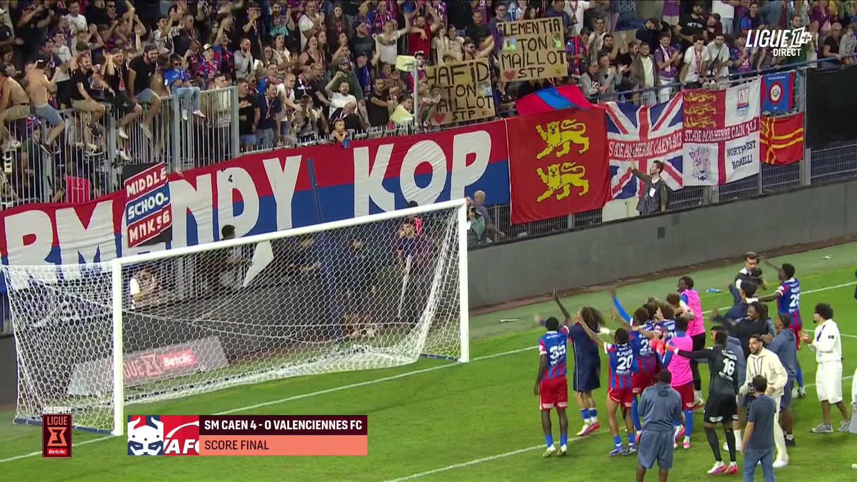 La magnifique communion des joueurs du Stade Malherbe Caen avec leurs supporters 😍 #Ligue1Plus