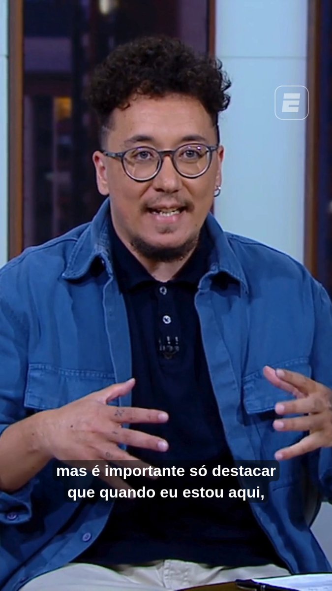 Caê Vasconcelos, profissional da ESPN, após sofrer ataques transfóbicos por uma opinião sua dada no programa Mina de Passe do dia 31 de julho de 2026: “Estar na bancada do Mina de Passe e trabalhar com o futebol feminino é a realização de um sonho. Pra chegar aqui, eu estudei e me preparei muito. Agora que esse sonho tem se realizado, eu não vou permitir que a transfobia me tire daqui. Não é fácil lidar com ódio, única e exclusivamente por eu ser quem eu sou. E nem deveria ser normal um jornalista ser diminuído pela voz, pela aparência, pelo corpo ou por qualquer outro motivo baseado em ódio. Isso é questionar a minha humanidade. E, quando isso acontece, todos nós perdemos. Eu sou um homem trans, sim. E tenho orgulho imenso de ser quem eu sou. Pessoas trans sempre existiram, mas muitas perderam a vida antes de chegar em lugares como este. Eu tô aqui por elas. E por todas as pessoas trans que ainda vão ocupar todos os espaços que são nossos por direito. O futebol é um deles. Eu nunca vou pedir desculpa por existir. E também não vou deixar que me apaguem dos espaços que conquistei com competência. Nós não somos um debate. Transfobia não é ‘opinião’. É crime! É violência! Obrigado, ESPN. Obrigado por me permitir fazer o que eu mais amo da forma mais profissional possível e, assim, inspirar outras pessoas, sejam elas trans ou não.”