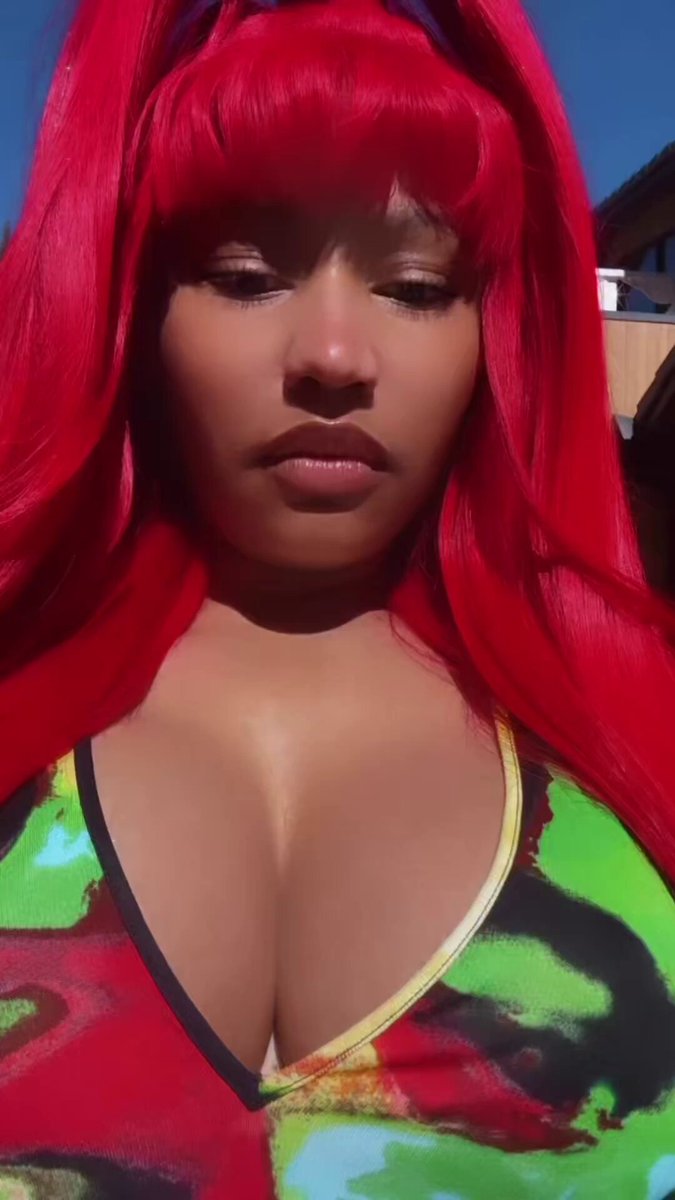 the way she casually flexes her body at the end 😭🔥... SOO TEA 😍.