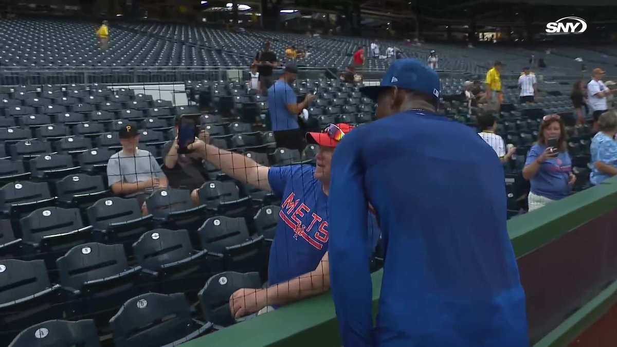 Jefry Yan signs autographs 🔥