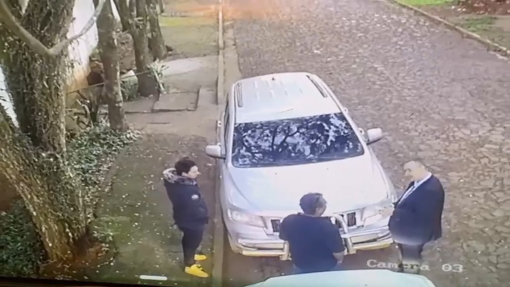 Planearon matar a tres hombres, robarles millones y desaparecer los cuerpos. Mataron a dos. El tercero fingió estar muerto, escapó y desarmó todo el plan. Cuando los criminales volvieron a la escena para hacer desaparecer los cadáveres… se toparon de frente con la policía. Es uno de los crímenes más macabros 🧵