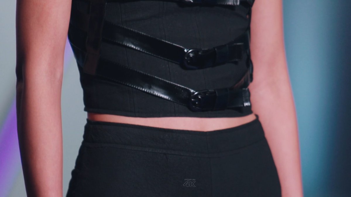imagine making an outfit from paper towels so good that law roach says he'd love to put it on THE zendaya also law calling all the other judges stupid to their faces for voting against this look lmaooo