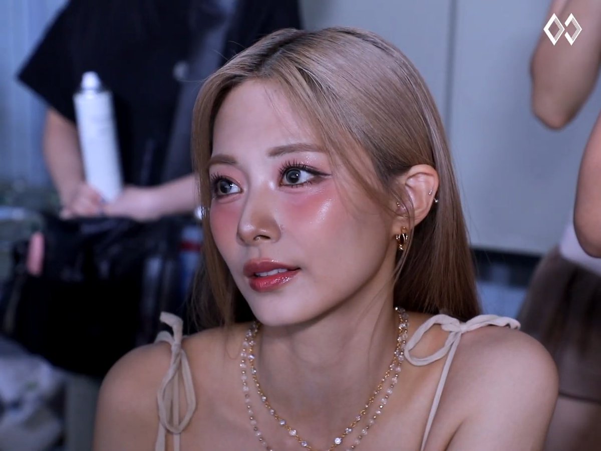 thinking about this tzuyu look today