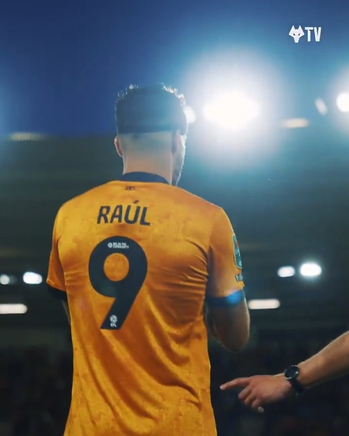 An incredible reception for Raul on his return to Molineux 🫶