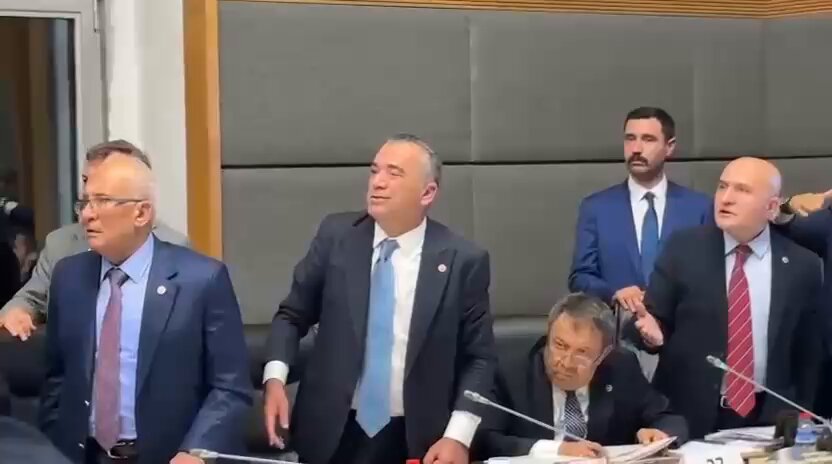 İhanet Yasası Tartışmalarında Arbede: İYİ Partili Vekillere Söz Verilmedi 💢Teklifin geneli üzerine yapılan konuşmalarda Adalet Komisyonu Başkanı AKP Mardin Milletvekili Cüneyt Yüksel, İYİ Partili vekillere söz vermek istemeyince gerginlik çıktı.