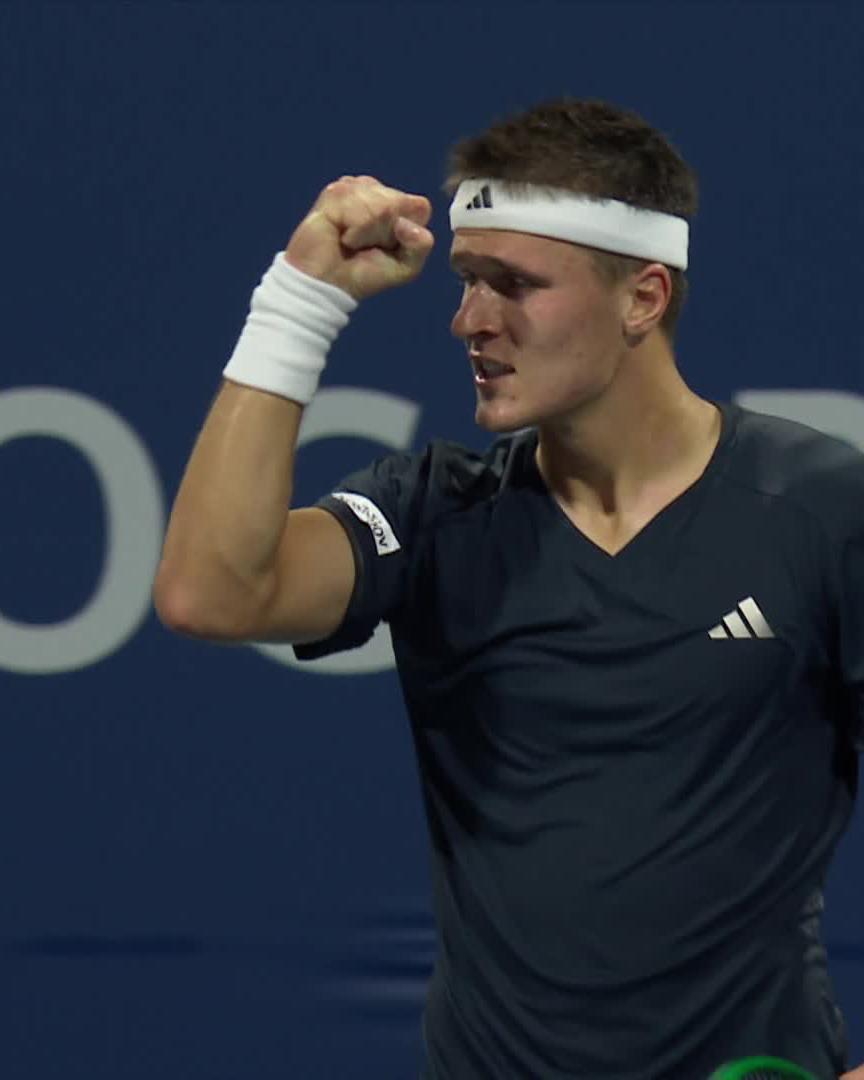 Mensik makes it through 💪 The Czech gets past Atmane 7-5 6-4 to enter a Masters round of 16 for the 2nd time. #NBO26
