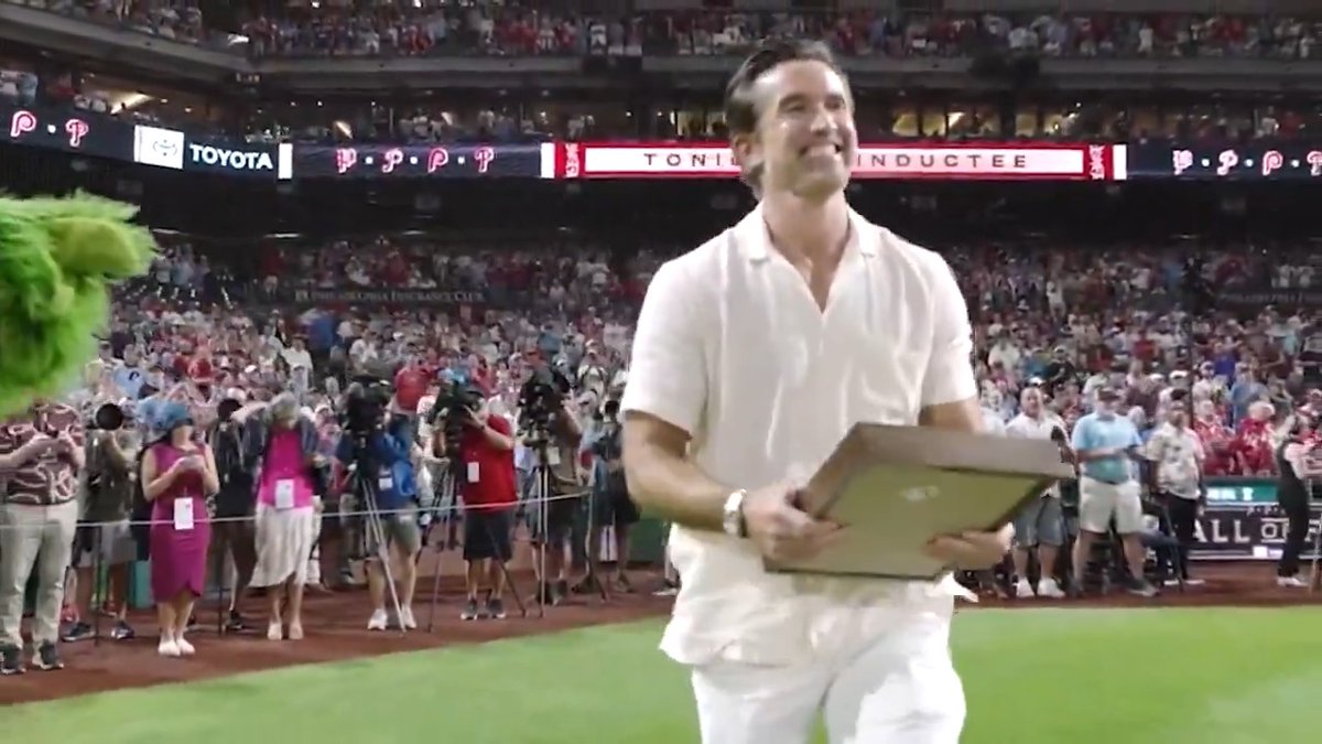 Chase Utley was presented with a mini version of his Wall of Fame plaque by none other than Philly legend Rob McElhenney ☀️