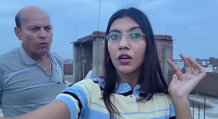 जब बाप ने बेटी को गाँजा पीते पकड़ लिया तो बेटी गाली गलौज पर उतर गई पिता- हमको पता चला है, तुम गाँजा और दारू पी रही है बेटी- कौन दोगला बोल रहा है पिता- तुम बेवड़ी हो गई हो माधरच.. दिनमें 11 बजे तक सो रही हो बेटी- अरे पापा आजकल के बच्चे रात 3 बजे सोते ही हैं पिता- हाँ माँ चुद.. है सब 3 बजे तक
