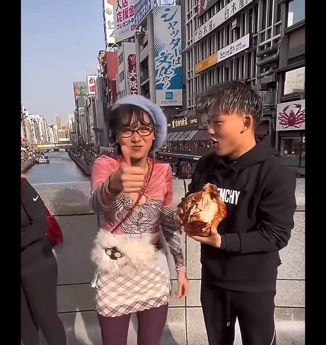 【衝撃】渋谷のヴィーガンデモに「肉がうめえ!!w」男が乱入 看板片手に肉を近づけたら…ヴィーガンが自ら口にした 都心の交差点。 「私たちを食べないで 動物にも心がある」 牛と豚の写真を掲げ、メガホンで訴えるヴィーガンたち。 そこに現れたのは、黒のジバンシーパーカーの男。 手には「肉がうめえ!!w」の看板と、揚げた肉。 ■現場の展開 男は肉を持って近づき、目の前に差し出した。 強制的に口に押し込むような行為はなし。 ただ、近づけるだけ。 すると、デモ参加者の一人が…自ら手を伸ばし、肉を口にした。 周囲のヴィーガンたちの表情が凍りつく中、美味しそうに咀嚼する姿。 男は笑いながら看板を掲げ続けた。 ■数字で見るこの「逆転」 ・ヴィーガン側の主張：動物にも心がある、食べないで ・男の行動：肉を近づけただけ（強制なし） ・結果：自主的に肉を食べるヴィーガン出現 ・空気：デモの緊張が一瞬で崩壊 ■結論 信念を叫ぶのは自由だ。 だが、目の前に「肉がうめえ」が差し出された瞬間、体が正直に反応する人もいる。 あなたは、この「自主的肉食」をどう見る？ 信念の揺らぎか、ただのヤリラフィーの勝利か