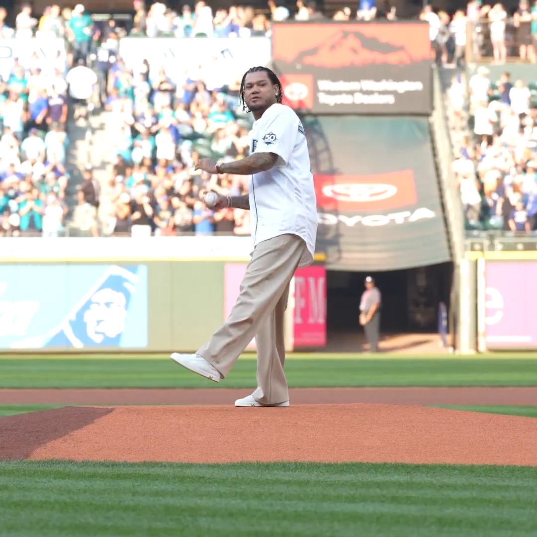 Félix Hernández tossed the first pitch prior to tonight's Seattle Mariners game 👑