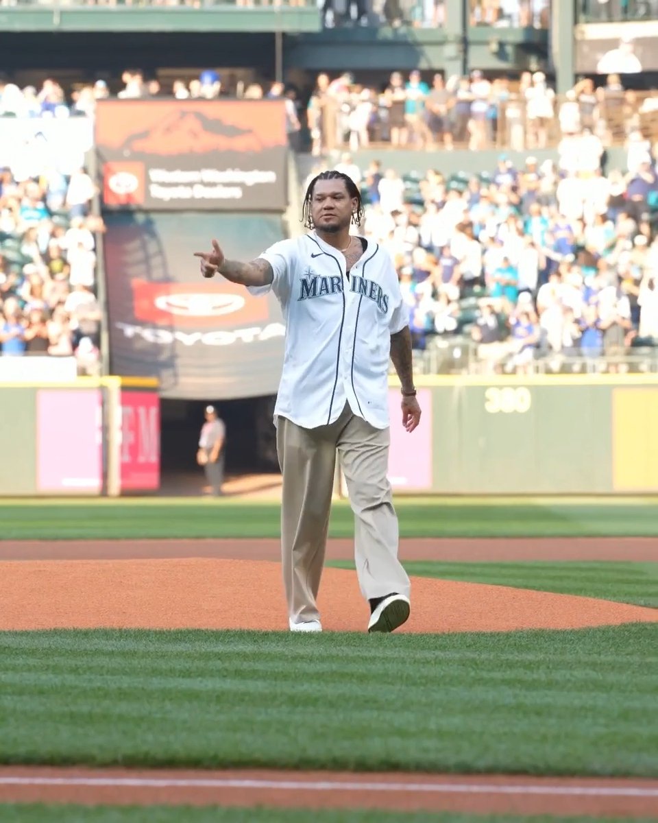 Félix Hernández hizo el lanzamiento ceremonial en T-Mobile Park antes del juego de los Seattle Mariners.