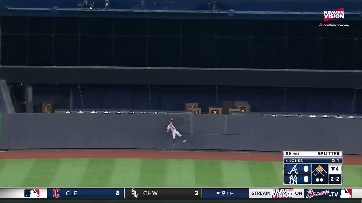 Y por eso ha ganado dos Guantes de Oro y va por el tercero. El atrapadón que hizo Mauricio Dubón en el mítico Yankee Stadium. Es inevitable 🔥🇭🇳