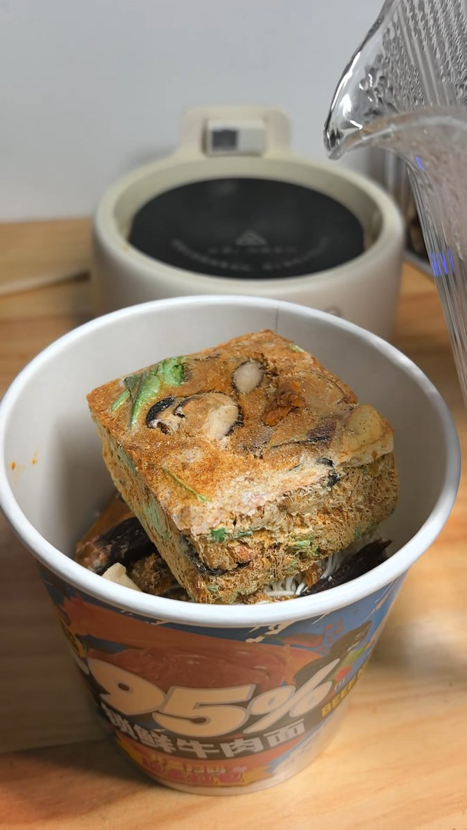 现在泡面都进化成这样子了吗？ 热水一倒进去，居然有这么多配菜🫪