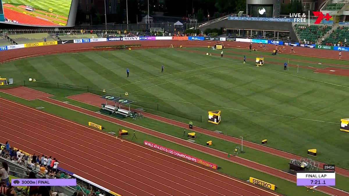 EMMANUEL KIPRONO WINS 3000m BY HALF A LAP 🤯