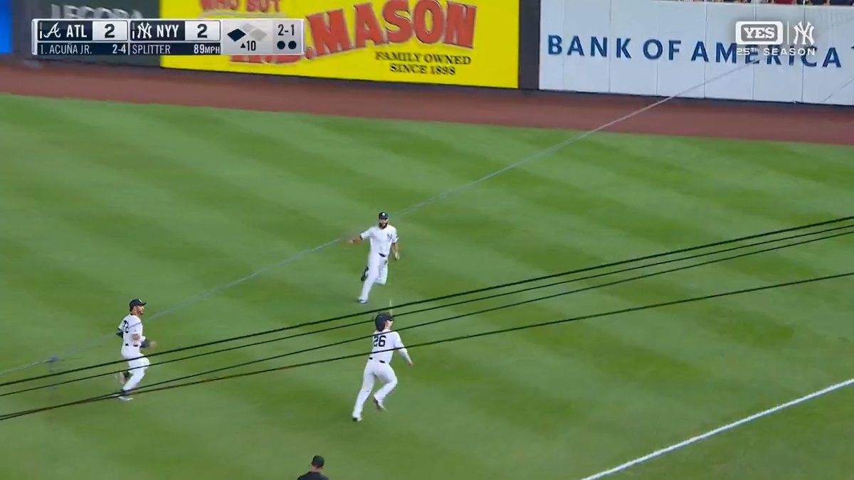 Luis García Jr. races out to make the catch and keep the game tied!