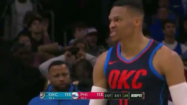 O ano era 2018. Thunder vs Sixers. Terceira prorrogação, todo mundo cansado, sem conseguir correr, exausto Russell Westbrook: