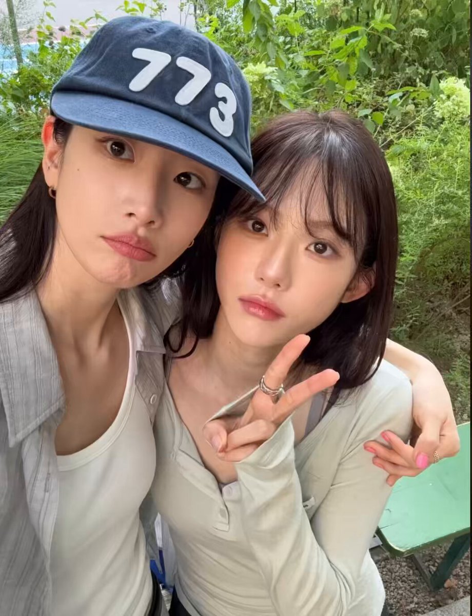 @: 루다가 뽀뽀하면 싫어할거 같은 멤버 1위로 언니를 꼽았어요 어떻게 생각해요 ㄴ 근데.. 뽀뽀를 왜 하는거야 나한테? 나한테 뽀뽀를.. 왜 하능거지..? 이유가 있어? 나한테 뽀뽀를 하는? 하고시픔 해도 되긴 하는데... 한결같이 멤버들과의 스킨십 싫어하는 서라언니라 말 많아진거 넘 웃김..
