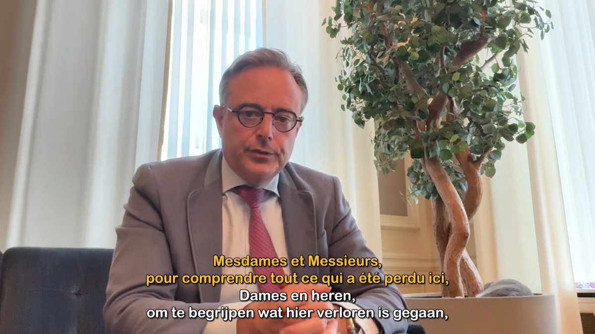 Le 8 août 1956, 262 mineurs perdaient la vie au Bois du Cazier. Leur disparition a profondément marqué le Hainaut, la Belgique, l’Italie et toute l’Europe. Aujourd'hui, septante ans plus tard, nous honorons leur mémoire et pensons à toutes les familles touchées par ce drame. Op 8 augustus 1956 verloren 262 mijnwerkers het leven in het Bois du Cazier. Hun overlijden liet diepe sporen na in Henegouwen, België, Italië en heel Europa. Vandaag, zeventig jaar later, houden we de herinnering aan hen levend en denken we aan alle families die door deze tragedie zijn getroffen. L'8 agosto 1956, 262 minatori persero la vita al Bois du Cazier. La loro scomparsa ha segnato profondamente l'Hainaut, il Belgio, l'Italia e tutta l'Europa. Oggi, a 70 anni di distanza, rendiamo omaggio alla loro memoria e pensiamo a tutte le famiglie colpite da questa tragedia.