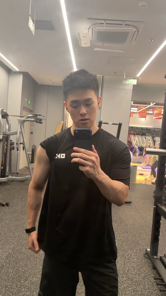 每天：健身、炒币、Vibecoding、踢球、打飞机 谢谢 Misa_OKX💚 寄来的OKX周边，私密视频已经私信发给你了❤️