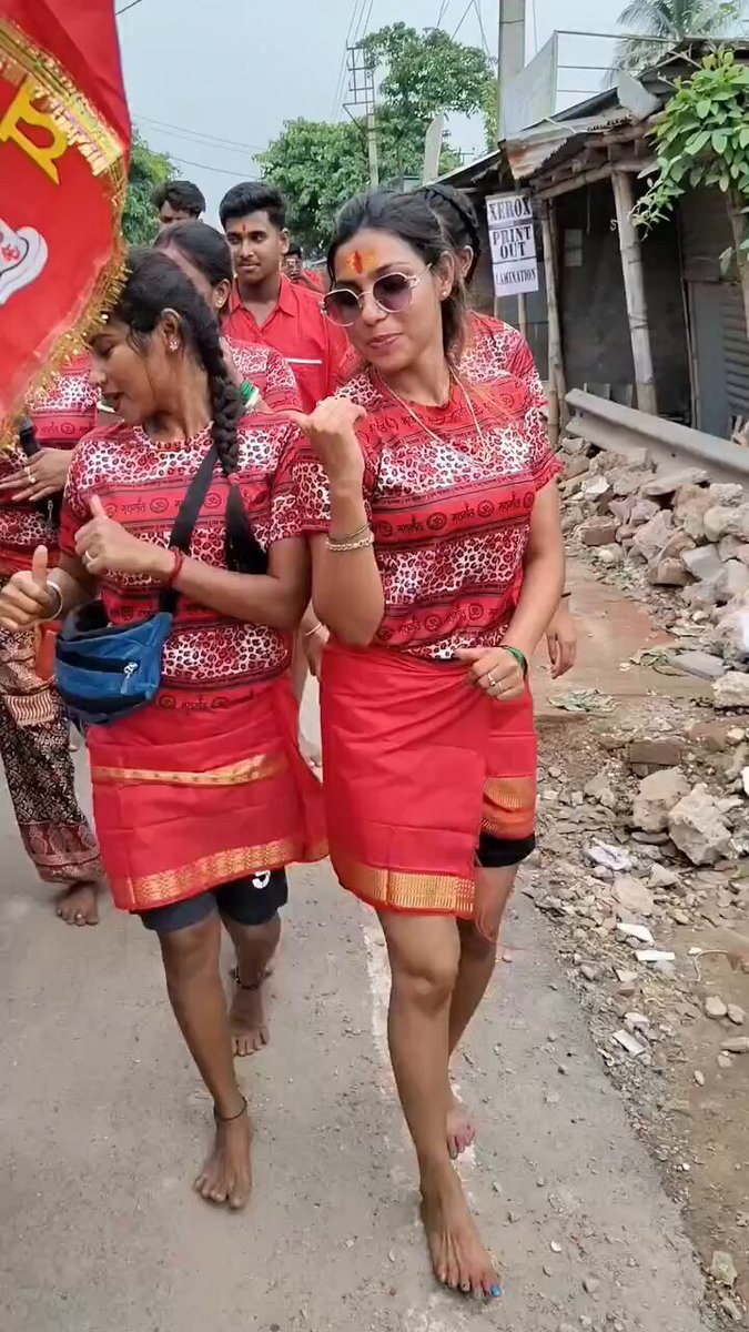 हद हो गई यार थोड़ी तो शर्म कर लो, पुण्य काम करने जा रहें है, मुजरा करते करते!