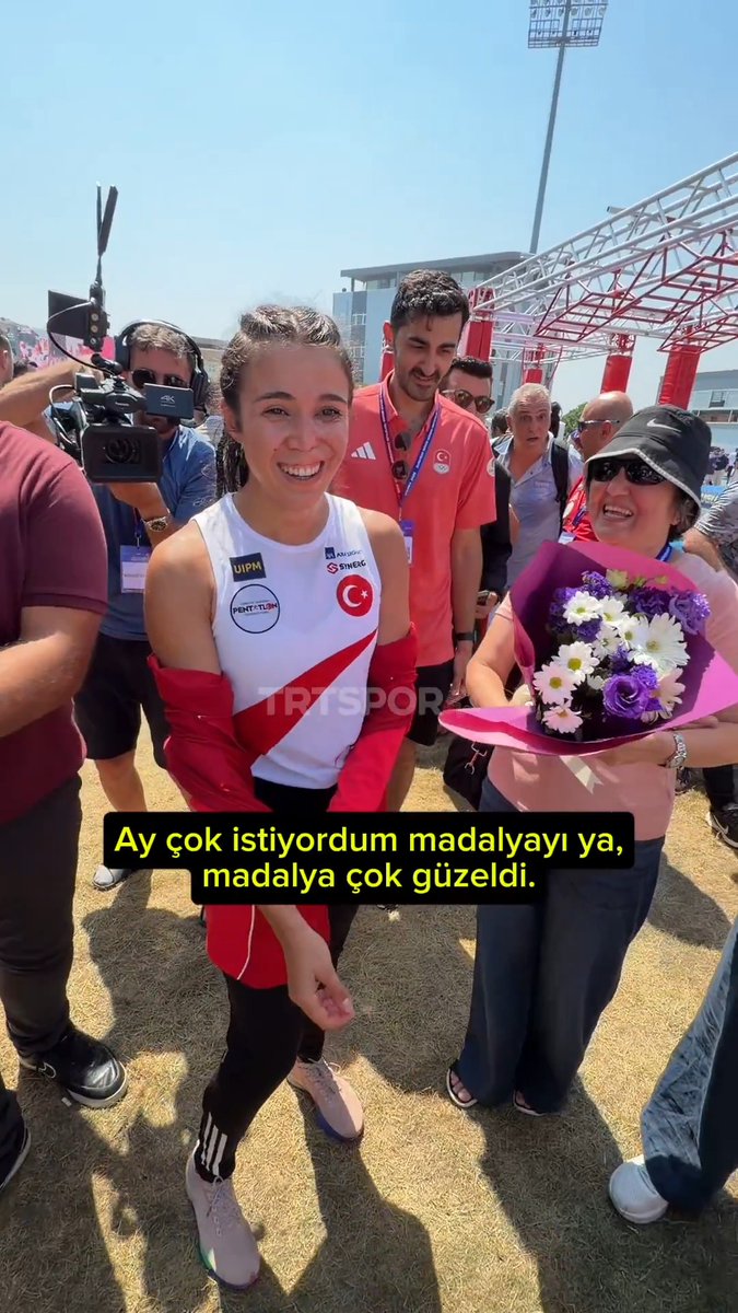 🗣️ “En güzeli de altın” 🥇 Avrupa Şampiyonu 🇹🇷İlke Özyüksel Mihrioğlu, madalyasını ödül seremonisi sonrası annesine teslim etti. 😍 #TRTSporDijital