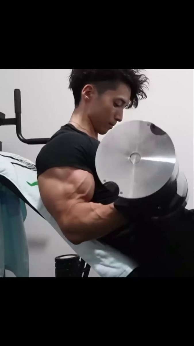 上腕二頭筋を鍛える時は、ダンベルを握りすぎずにやるのがオススメです💪 #筋トレ #筋肉