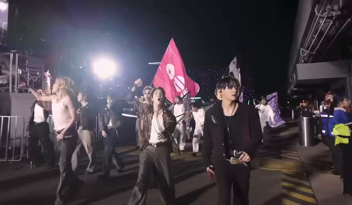 Lmaooo they filmed Taehyung asking for banderilla in the middle of performance 😭😭😭