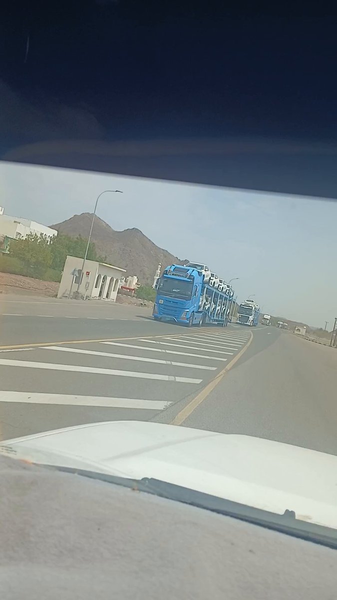 عمار يالدقم طريق سناو ازكي كله تصدير مجموعات من السيارات الصينية ألى دبي 🫰🫡 وبعض الأوادم تقول ميناء الدقم طايحه واااغشي الغشش من هذه الأوادم ياخي أرفع من رفعة وطنك فالمجالس واترك عنك السلبيات😏🤨