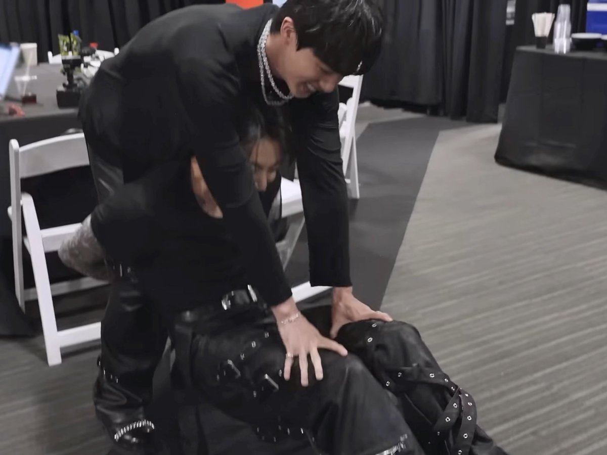 🐹: i’m going to prevent jungkook’s workout since i’m done with mine 🐰: *tries to workout anyway* 🐹: *climbs on 🐰’s back* 🐰: does this even count as a workout?😂 🐰: i think this is harder for you, hyung