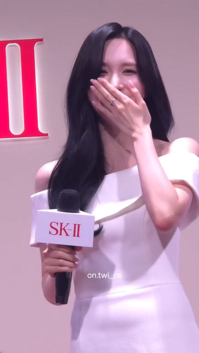 Mina accidentally answering the Japanese fan question in Japanese then switching to Korean after realizing, all at a Taiwanese event 😭😭